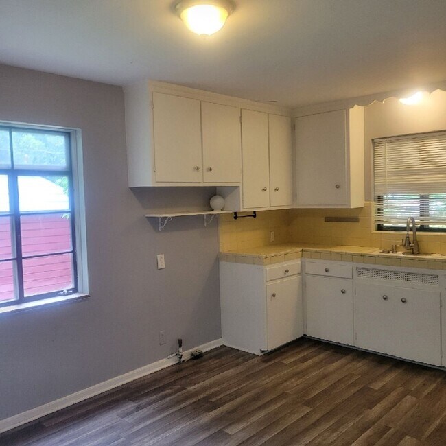 Building Photo - Beautiful 2 bed/1 bath near Grosse Pointe!...