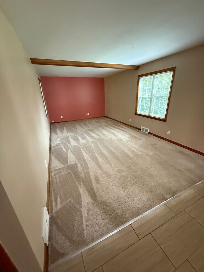 Building Photo - Struthers , 3 bedroom home with full basement and garage.