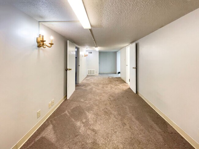 Building Photo - Short walk to Ball State!