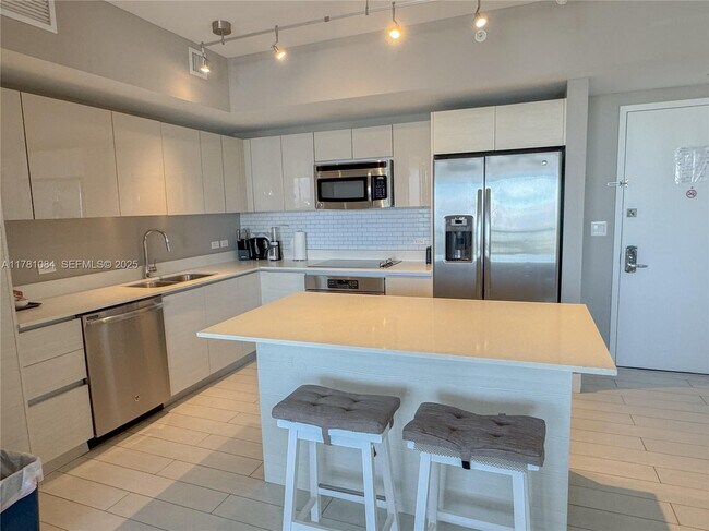 Building Photo - 2600 E Hallandale Beach Blvd