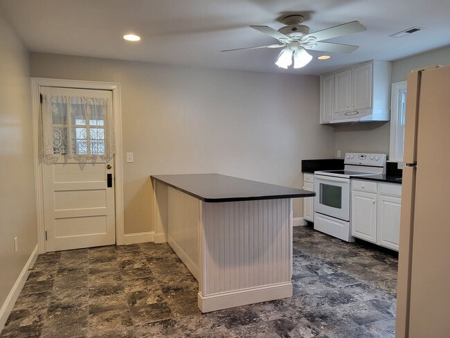 Building Photo - 2 bedroom farm house