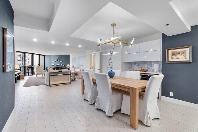 Building Photo - 1155 Hillsboro Mile