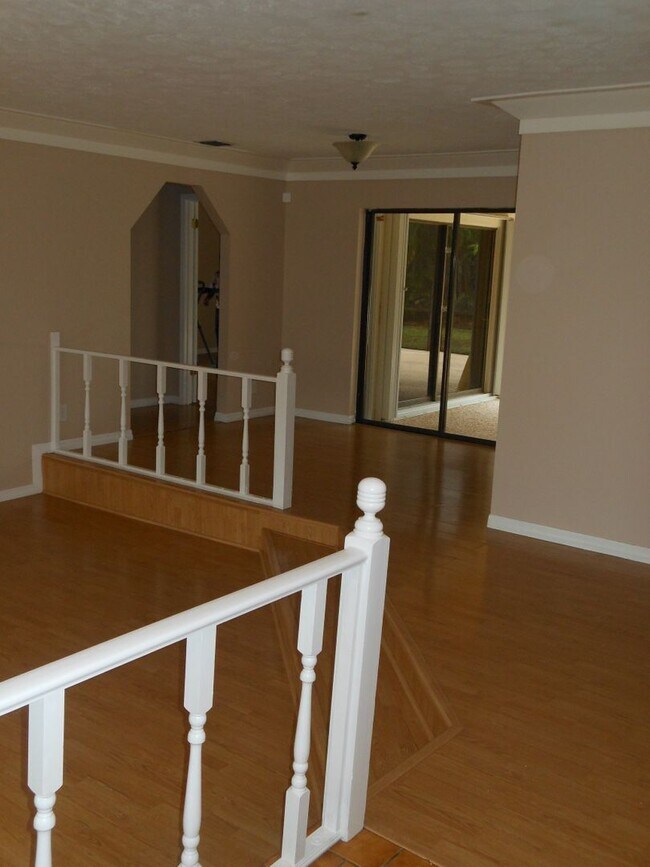 Building Photo - CHARMING 2 BEDROOM POOL HOME IN THE HEART OF JENSEN BEACH