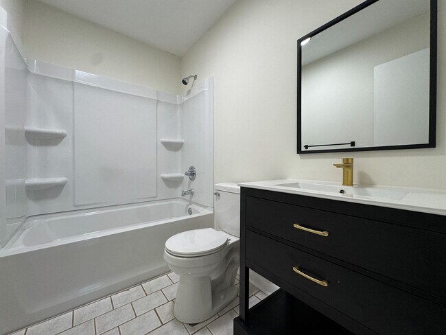 Building Photo - Beautifully Updated 3 Bed 2 Bath Home