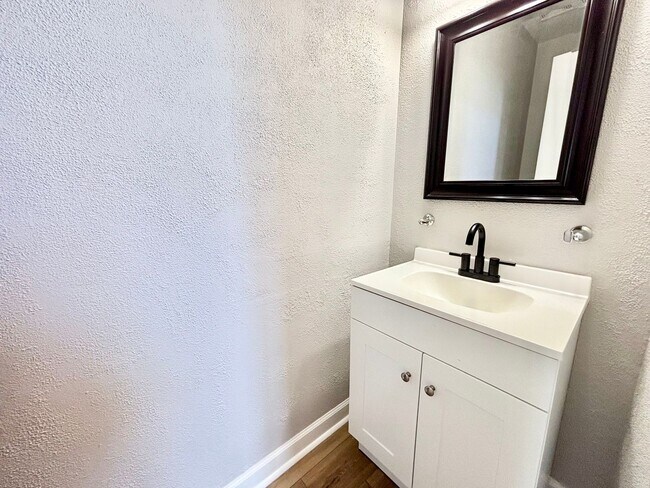 Building Photo - Cozy Updated End Unit Home In Virginia Beach