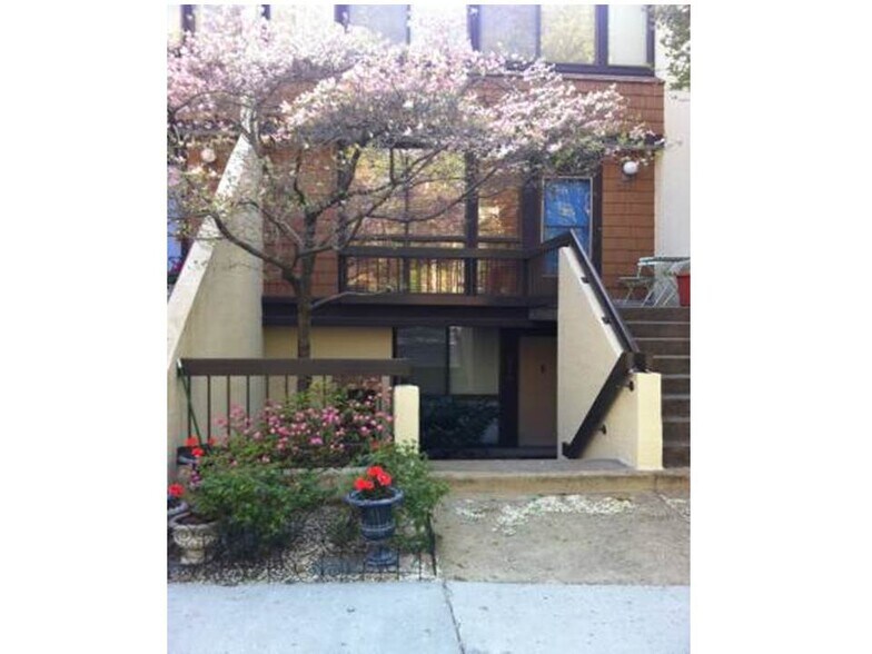 Building Photo - 2226 S Quincy St