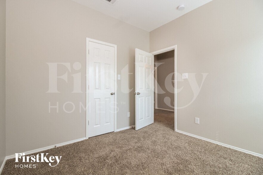 Building Photo - 2925 Oakshire St