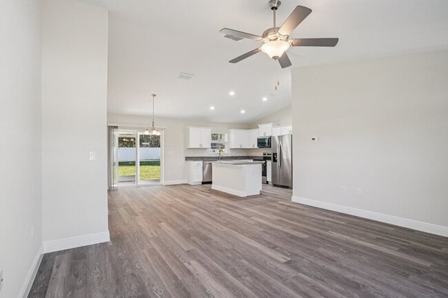 Building Photo - 6 Dogwood Dr Trce