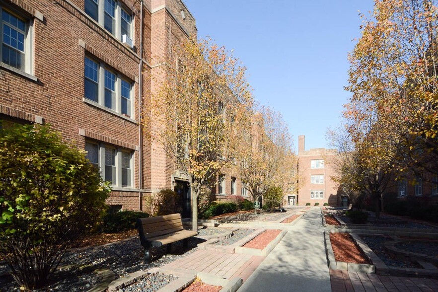 Primary Photo - 629.5 W Barry Ave