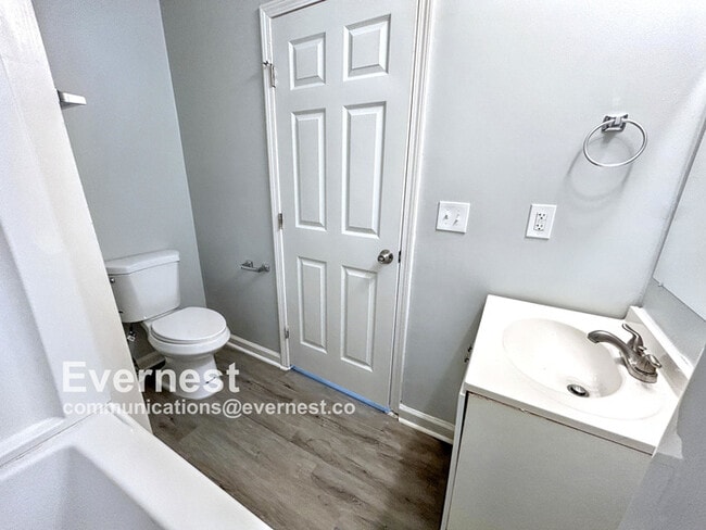 Building Photo - Charming 3-Bedroom, 2-Bathroom Home / Pet-...