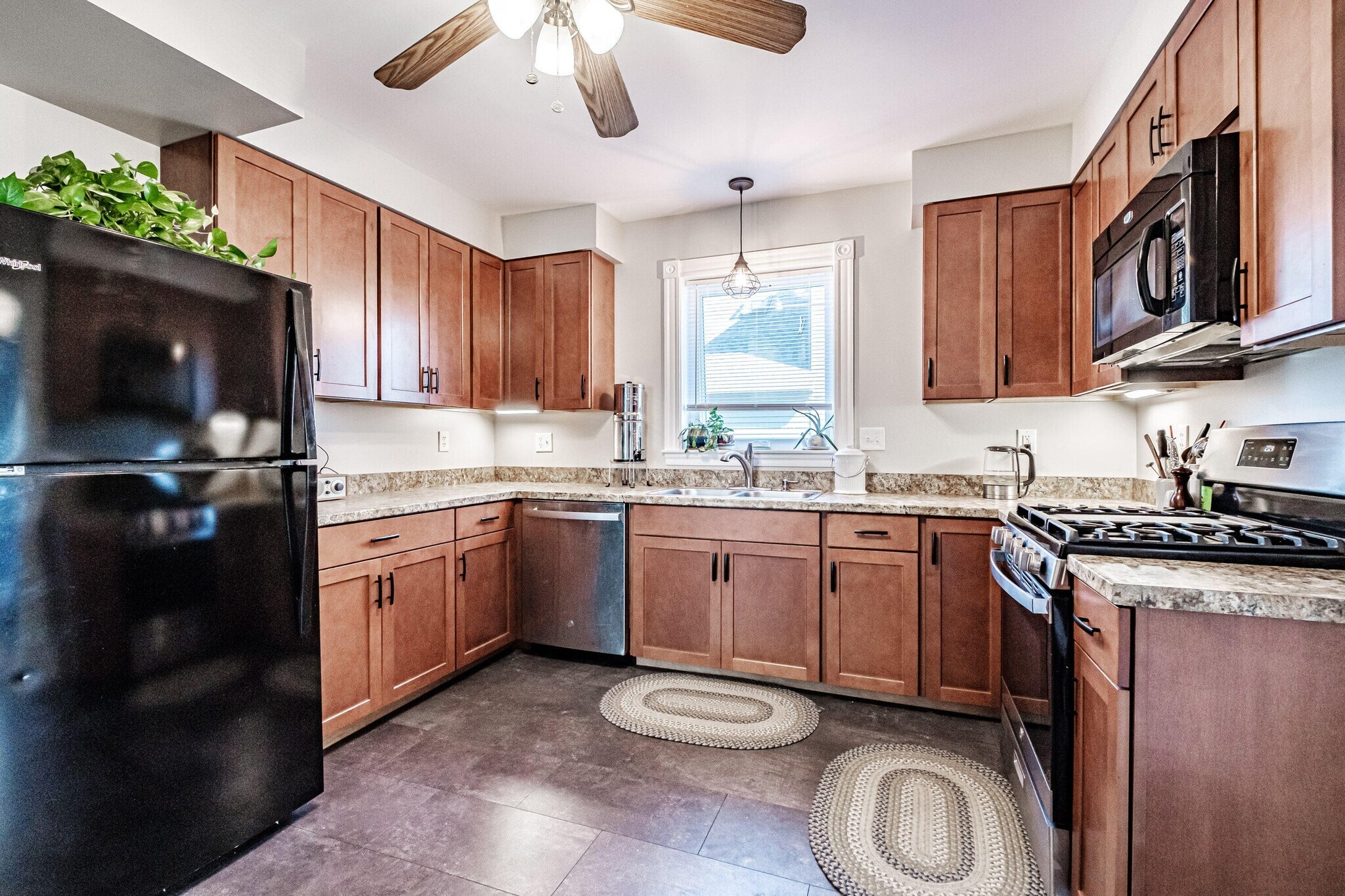 Building Photo - 35 Clinton St