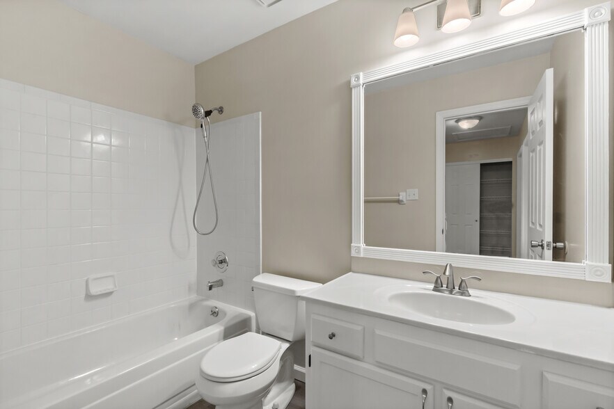 Building Photo - 245 Westridge Parc Ln