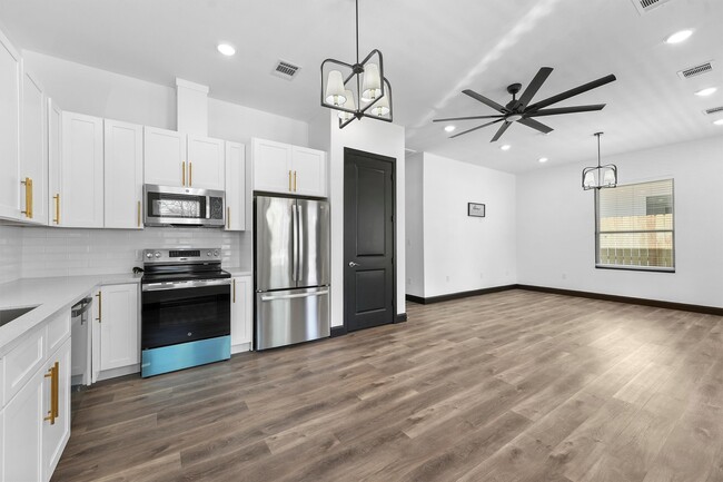 Building Photo - 210 Canary St