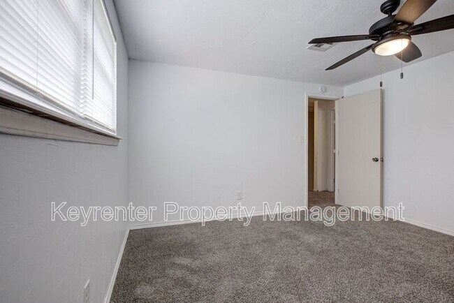 Building Photo - 1701 Oakhurst Ave