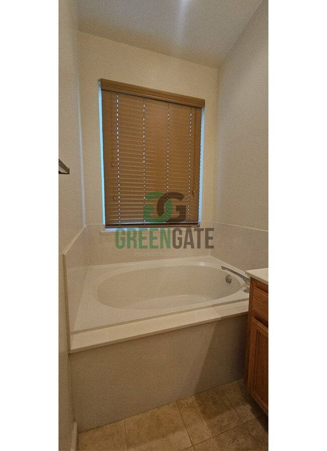 Building Photo - Available Now! 3 Bedroom 2 Bath Spacious Home in Tracy!!