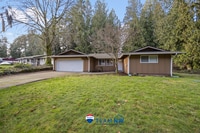 Building Photo - Classic rambler has 3 bedrooms, 1.75 baths, North Thurston School District