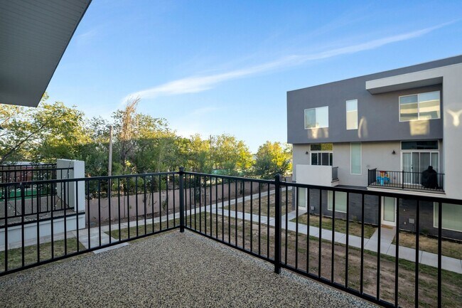 Building Photo - Beautiful 4 Bed - 3 Bath Townhome in Great Clearfield Location! Available on June 10th!