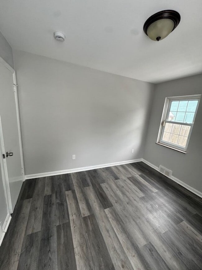 Building Photo - Four Bedrooms!