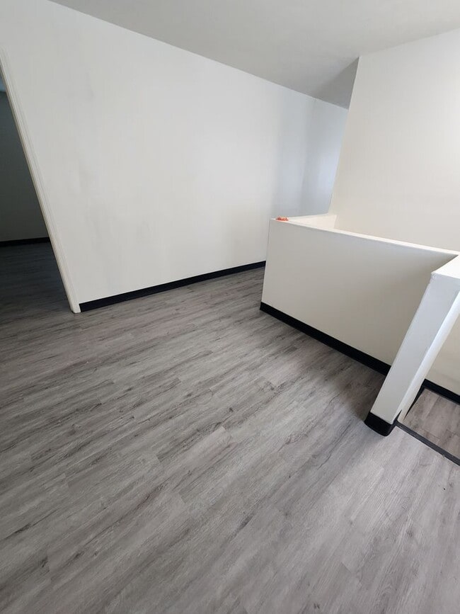 Building Photo - 4 Bedroom Clean House For Rent