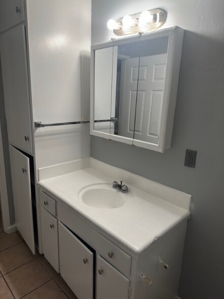 Building Photo - 1025 N Madison St