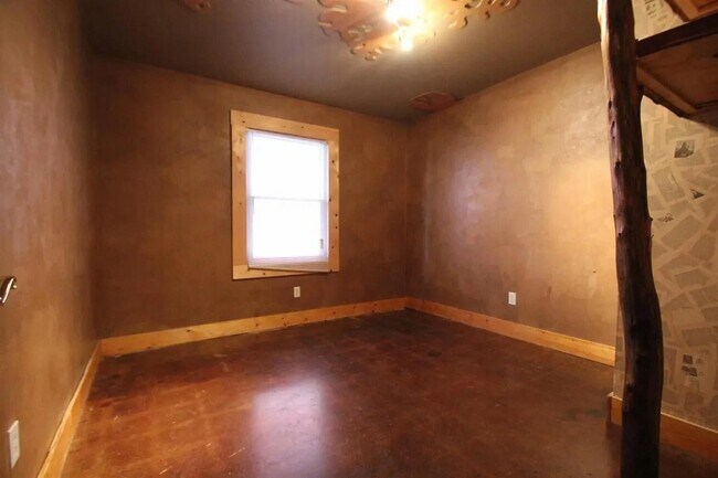 Building Photo - 557 N Limestone