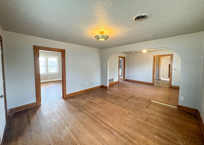 Building Photo - Charming Gem on Historic Boulevard!