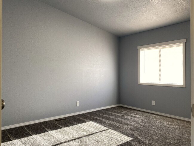 Building Photo - Freshly Updated in Dallesport