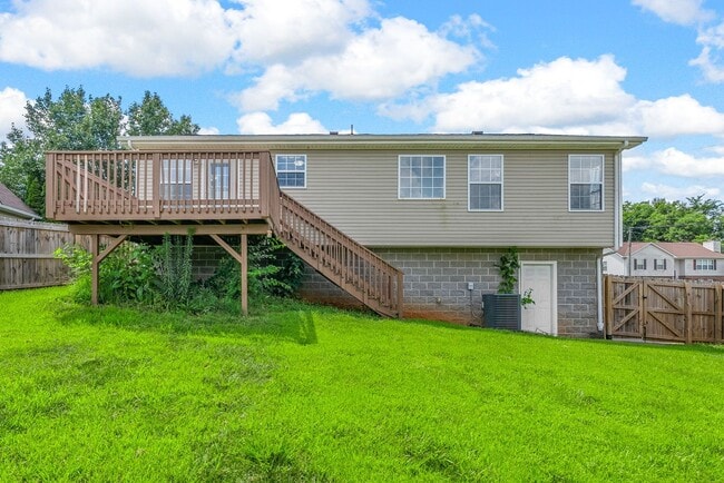 Building Photo - Pet Friendly Three Bedroom with Basement!