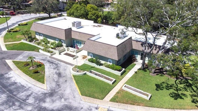 Building Photo - 2201 Pine Dr