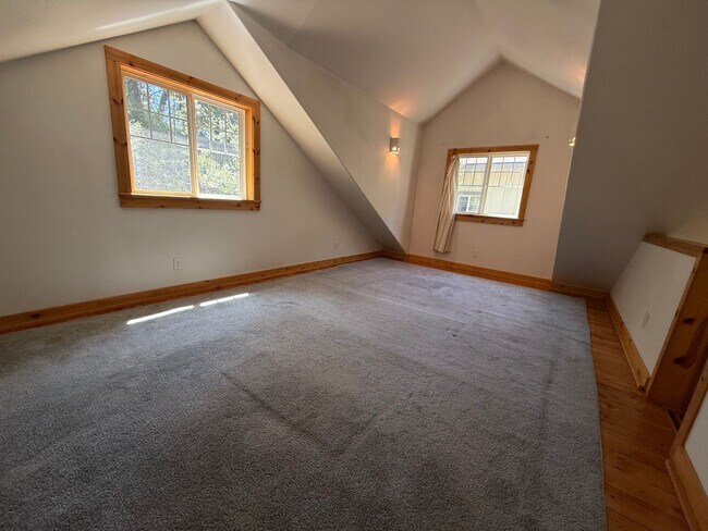 Building Photo - Unique 2 Bed/2 Bath Craftsman on Bend's We...
