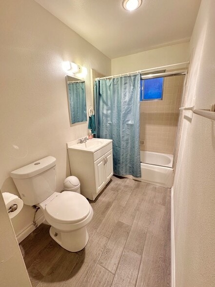 Full Bathroom - 162 E Paisley St
