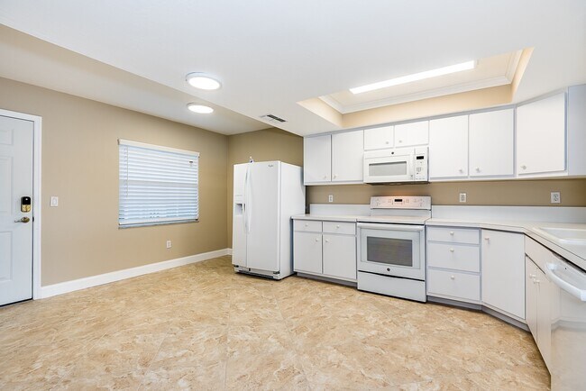Building Photo - UPDATED GROUND FLOOR CONDO CLOSE TO 1-75