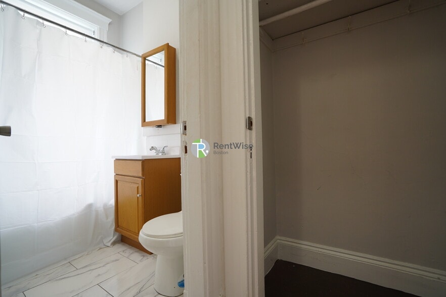 Building Photo - 220 Kelton St