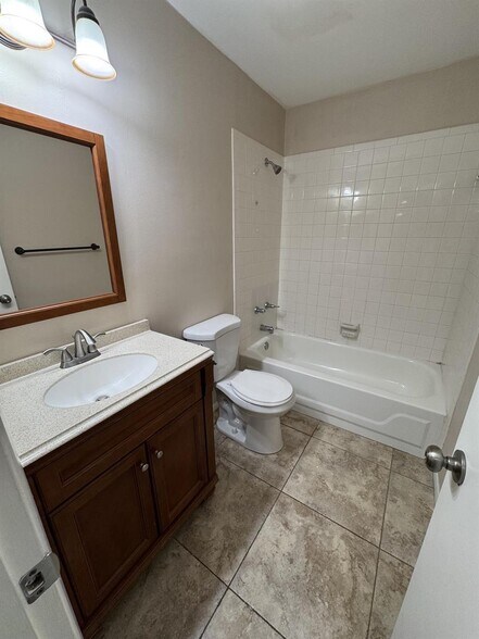 Building Photo - 1403 Lakeview Dr E