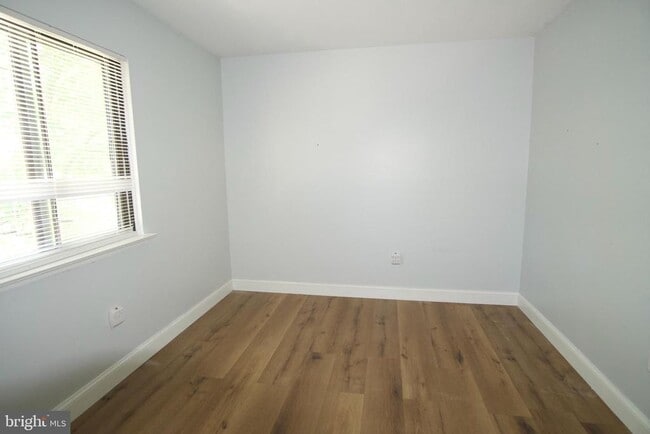 Building Photo - 206 Hickory Ct