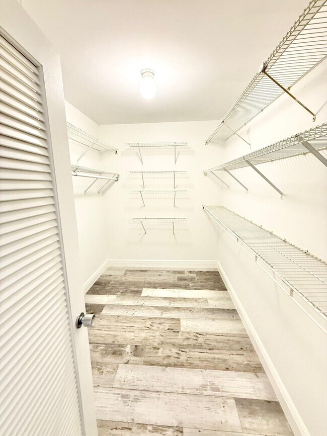 Building Photo - 1150 Hillsboro Mile