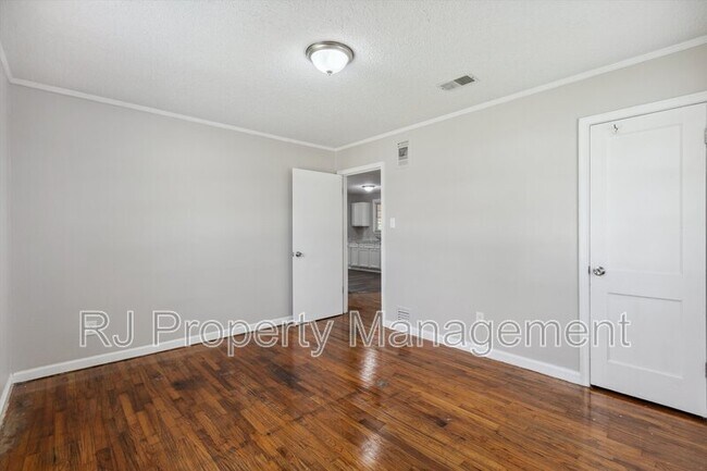 Building Photo - 605 Orchard Ave