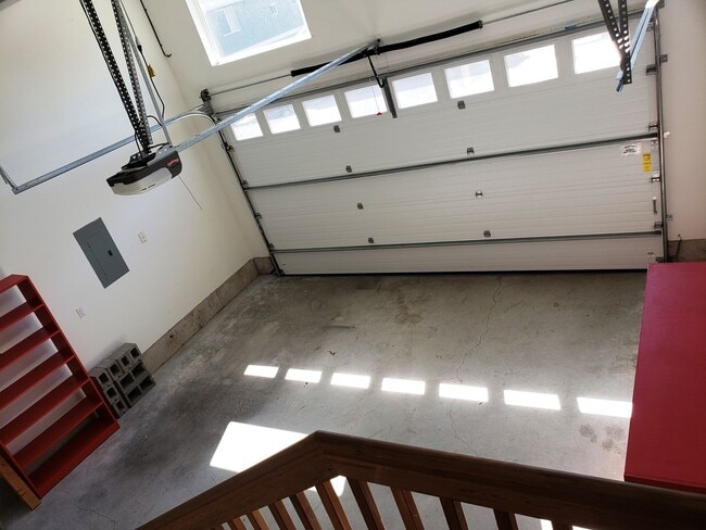 Building Photo - Lovely 3 Bedroom Home with 2 Car Garage