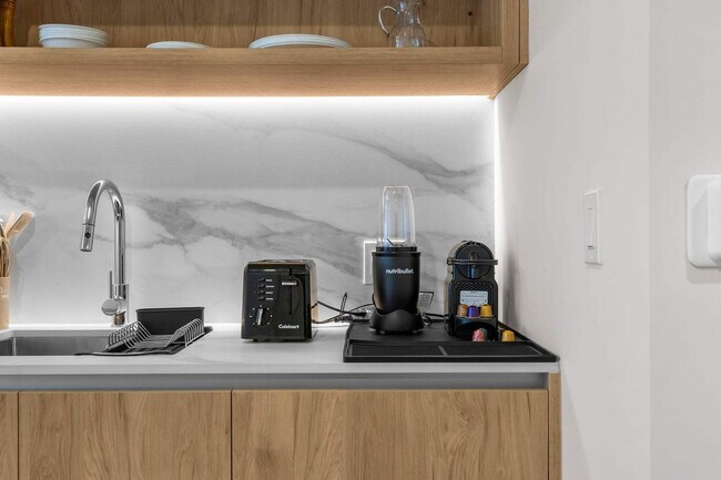 Building Photo - 11 NE 6th St