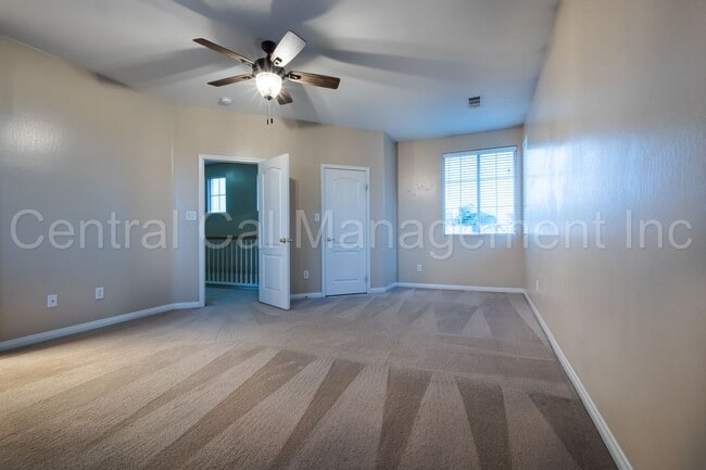 Building Photo - Large 4 Bedroom, 3 Bath Home in the Desire...