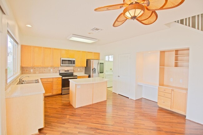 Building Photo - Stunning 4-Bedroom Home with Solar and Sal...