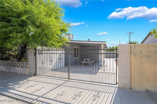Building Photo - 3209 Kings Way