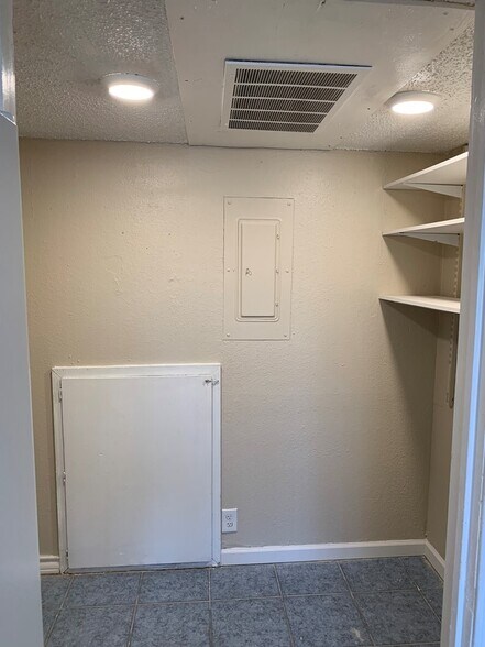 Building Photo - 2230 E 52nd St