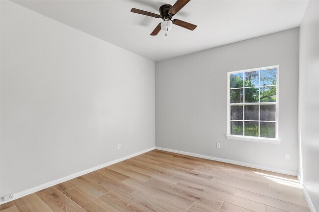 Building Photo - 10445 Wicklowe St