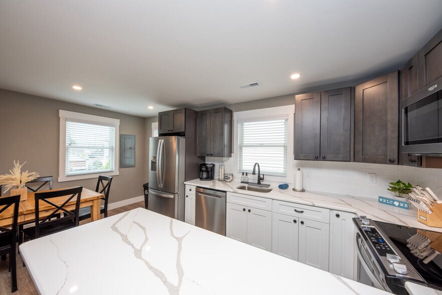 Building Photo - 1142 Simpson Ave