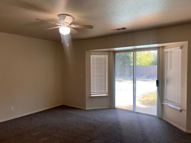 Building Photo - 4 Bedroom Home With Pool!