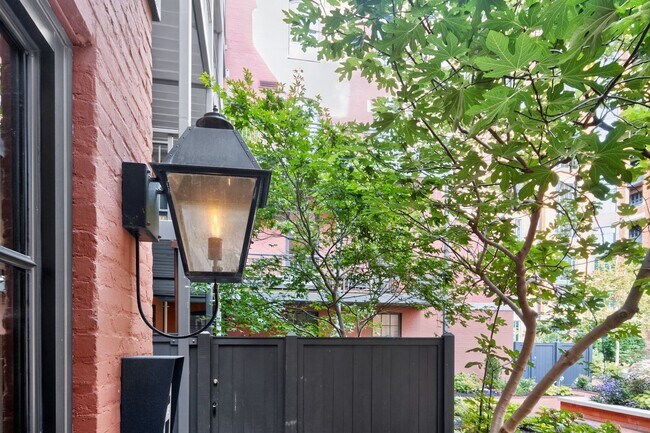 Building Photo - Available Now! High End 2 Bed 2 Bath in Lu...
