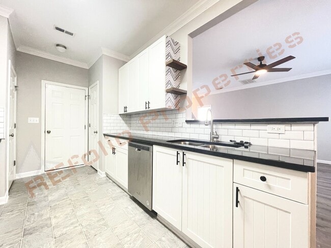 Building Photo - 2452 Bay Harbor Dr