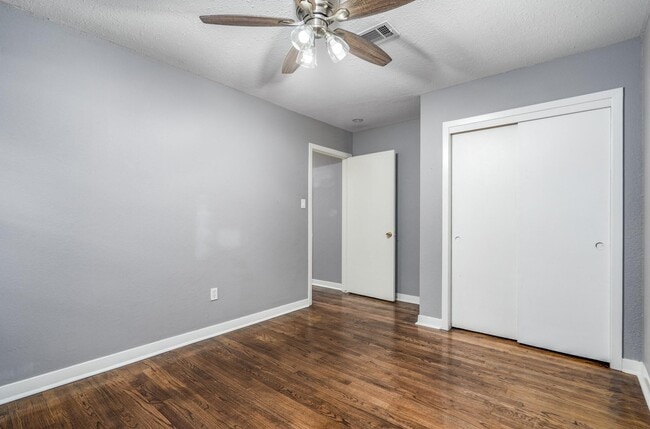 Building Photo - 4915 Hialeah Dr