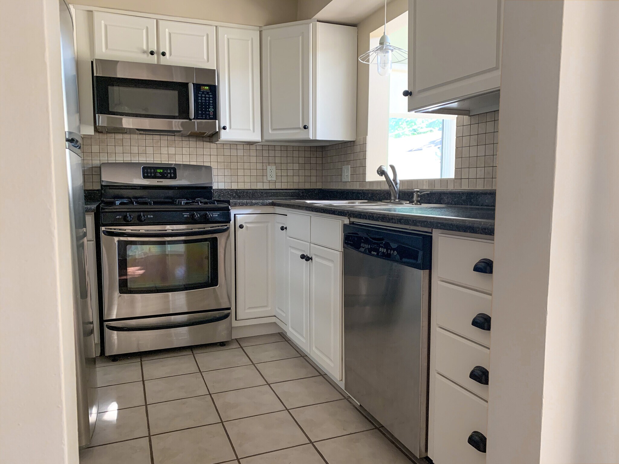 Kitchen - 1336 N Eagle St